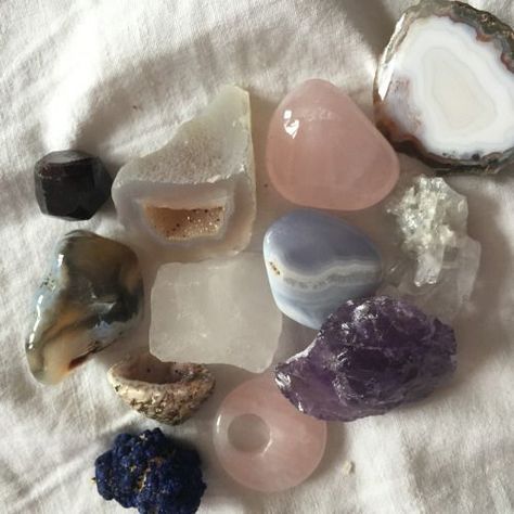 Feeling Loved Types Of Rocks, Crystal Vibes, Crystal Aesthetic, Spiritual Crystals, Pretty Rocks, Mia 3, Witch Aesthetic, Good Energy, Rocks And Crystals