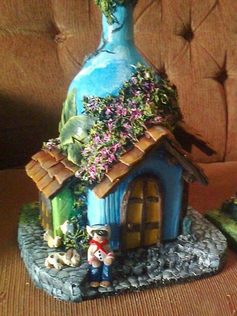 Bead Bottle, Bottle House, Clay Fairy House, Plastic Bottle Art, Fairy House Diy, Fairy Garden Designs, Deco Nature, Wine Glass Art, Clay Fairies