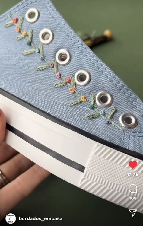 Embroidered Shoes Diy, Converse Embroidery, Embroidered Converse, Diy Embroidery Designs, Contemporary Embroidery, Embroidery Shoes, Embroidery Videos, Hand Work Embroidery, Hand Embroidery Projects