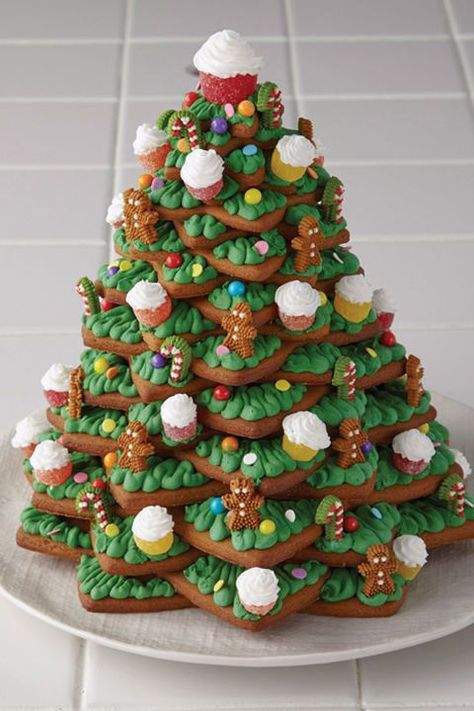 Use gingerbread cookie stars to assemble this gorgeous Christmas tree decorated with icing-covered gumdrops, sprinkles, and lots of frosting.   #christmas #party #diyhomedecor #love #inspiration #diy #homeinspo #christmascrafts #handmade Christmas Cafe, Gingerbread Designs, Christmas Tree Food, Cool Gingerbread Houses, Gingerbread Christmas Tree, 3d Christmas Tree, Gingerbread Decorations, Candy House, Tree Cookies