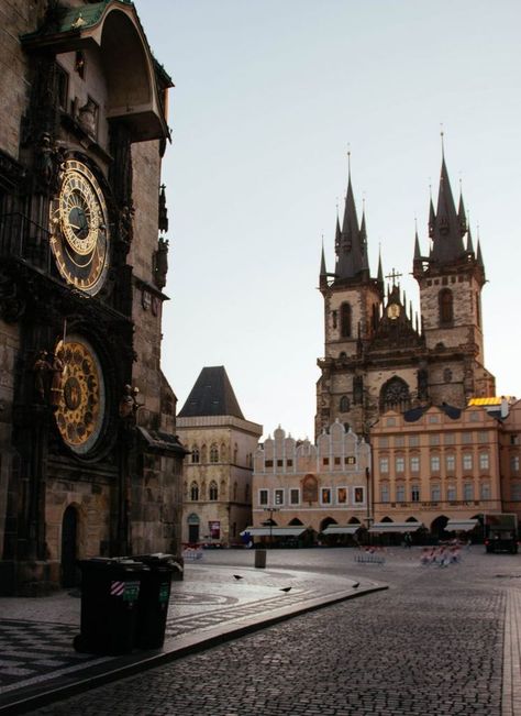 Praga catedral y reloj astronómico Prague Bars, Czechia Prague, Prague Shopping, Czechia Travel, Prague Nightlife, Prague Restaurants, Prague Architecture, Prague Photography, Prague Winter