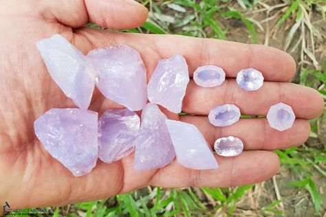 Lavender Rose Quartz, Rose Quartz Meaning, Moon Quartz, Lavender Moon, Lavender Quartz, Quartz Rock, Pinkish Purple, Spirit Quartz, Rare Stone