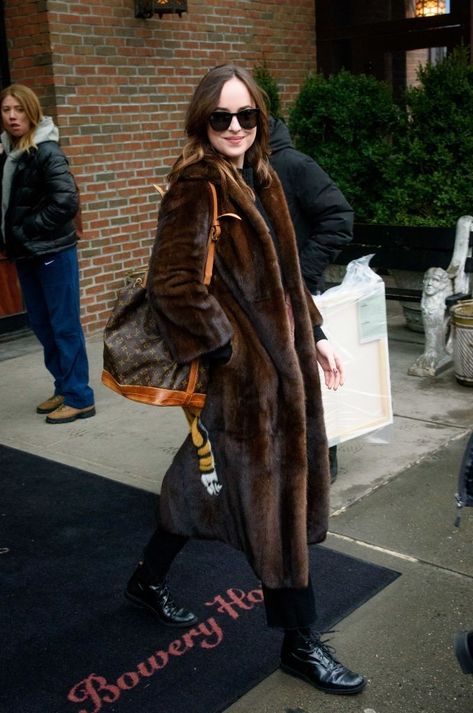 Brown Fur Coat Outfit, Brown Fur Coat, Fur Coat Outfit, Dakota Johnson Style, Fur Coat Fashion, Fur Coat Vintage, Coat Outfit, Looks Street Style, Vintage Fur