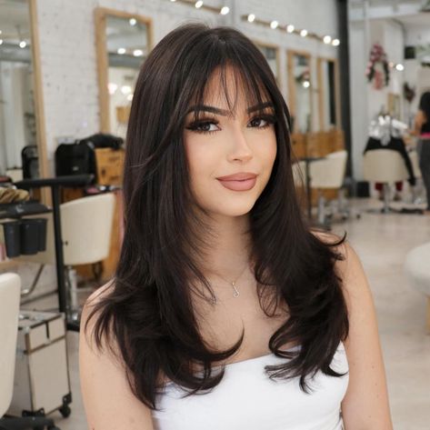 Top 24 Hairstyles for Oval Face Women in 2024: Trendy Cuts & Styles - divagaze.com Trending Korean Haircut, Bangs For Oval Face Shape Long Hair, Hair Cut For Oval Shape Girl Long Hair, Oval Face Shape Hairstyles For Women, Haircuts For Oval Shaped Face Long, Hair Cuts For Oval Face Shape Women, Hairstyle For Oval Face Shape, Best Haircuts For Oval Face Shape, Hairstyles For Oval Face Shape