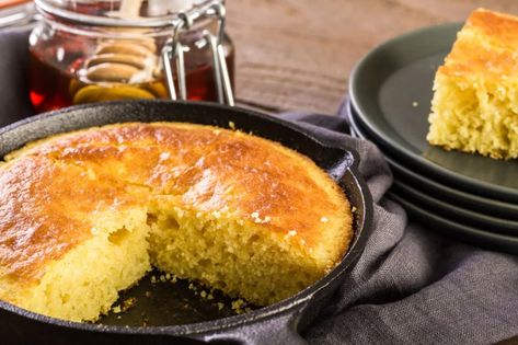 Easy Moist Cornbread Recipe, Cornbread Recipe Sweet, Moist Cornbread, Buttermilk Cornbread, Skillet Cornbread, Southern Cornbread, Sweet Cornbread, Cornbread Recipe, Corn Bread Recipe