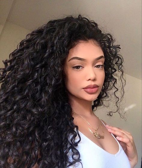 Jet Black Curly Hair, Curly Hair Latina, Soul Glow, Curly Hair Beauty, Black Hair Aesthetic, Curly Hair Photos, Hair Girls, Colored Curly Hair, Black Curly