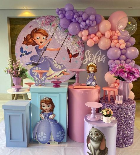 1.630 curtidas, 18 comentários - DECORAÇÃO DE FESTAS GOIÂNIA (@festinha_express) no Instagram: “Princesa Sofia , para outra princesa chamada Sofia 👑 #decoracaodefestagoiania…” Princess Sofia Birthday Theme, Sofia Theme Birthday Party Decorations, Sophia The First Birthday Party Ideas, Prince Birthday Decorations, Princess Sofia Birthday Party Ideas, Princess Sofia Birthday, Princess Sofia Party, Sofia The First Birthday Party, Unique Baby Shower Themes