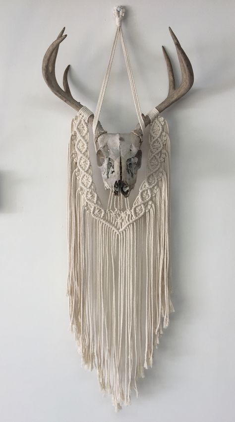 #MacrameWallHanging #SkullMacrame #Skull #Macrame #LargeMacrame #Boho #Decor #BohoDecor Boho Antler Decor, Junk Decor Vintage, Diy Deer Skull, Boho Skull Decor, Whitetail European Mount Ideas, Bone Macrame, Witchy Macrame, Macrame Skull Pattern, Horseshoe Macrame