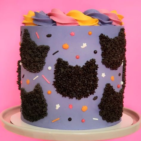 Halloween Cat Cake Ideas, Black Cat Cake Ideas, Cake With Cats On It, Cat Inspired Cake, Chocolate Cat Cake, Black Cat Dessert, Cat Decorated Cake, Buttercream Cat Cake, Black Cat Themed Birthday Party