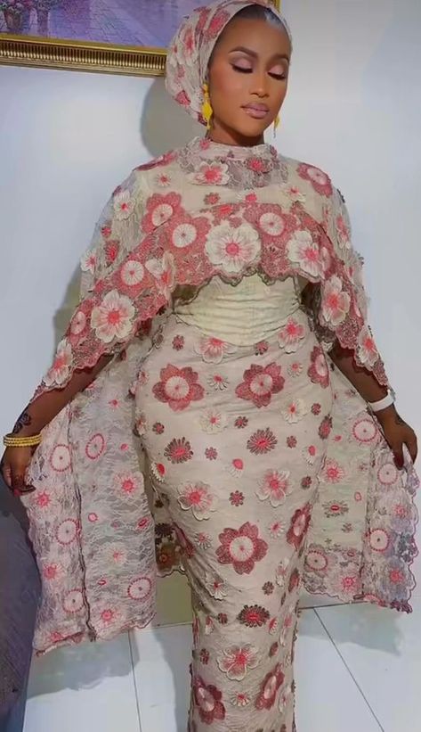 Hausa Lace Gown Styles - Gist94 Hausa Lace Gown Styles, Atampa Styles Gown, Nigerian Traditional Dresses, Nigerian Dress Styles, Nigerian Dress, Modest Dresses Fashion, Traditional African Clothing, African Print Dress Ankara, The Dazzling