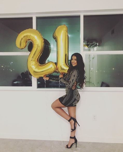 Posing With Number Balloons, Birthday Poses With Number Balloons, Photoshoot With Number Balloons, Poses With Balloons Birthday Photos, Birthday Number Balloons Photo Ideas, 21st Birthday Photoshoot Poses, Poses With Balloons, 21 Bday Photoshoot Ideas, Balloon Poses