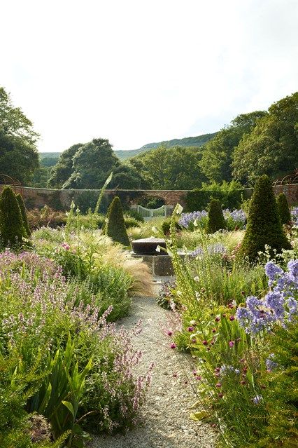 Lay a Gravel Path  in Country Garden Design Ideas - how to a create a well-planned herbaceous border and farmhouse or cottage look,… English Cottage Garden Border, Cottage Garden Planting Scheme, Cottage Garden Border Plan, English Garden With Pond, Orchard Meadow Garden, Country Garden Design, Country Garden Decor, English Garden Design, Shade Tolerant Plants