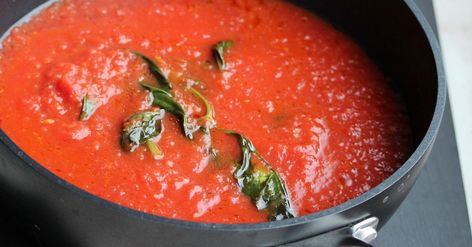 Sugo di Pomodoro (Authentic Italian Tomato Sauce) Authentic Italian Tomato Sauce Recipe, Pizza Gnocchi, Authentic Italian Tomato Sauce, Best Marinara Sauce, Sauce Spaghetti, Italian Tomato Sauce, Tomato Pasta Sauce, Pasta Pizza, Tomato Sauce Recipe