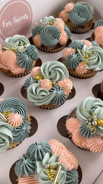 Sage Green And Peach Cupcakes, Peach Color Cupcakes, Eucalyptus Cupcakes, Cupcakes Decoration Aesthetic, Boho Baby Shower Cupcakes, Green Cupcakes Ideas, Ivory Cupcakes, Sage Green Cupcakes, Boho Cupcakes