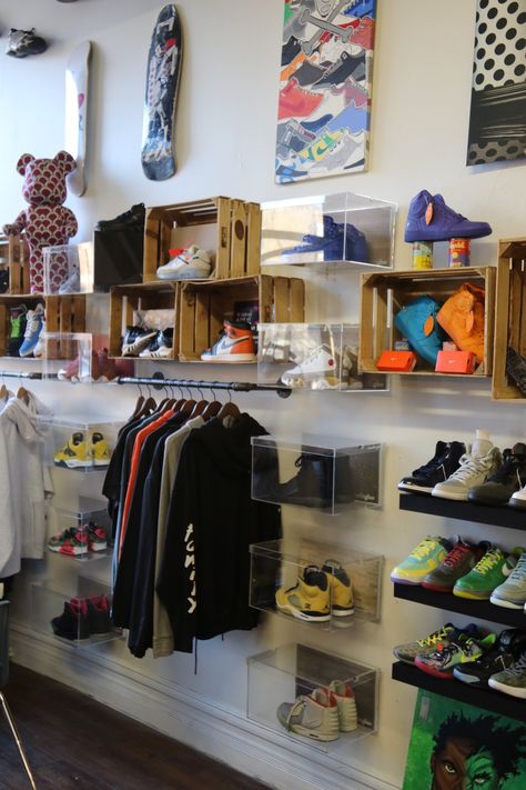 Sneakerhead Display, Sneaker Office, Sneakerhead Office, Sneaker Boxes On Wall, Sneaker Store Interior Design, Sneaker Head Room Ideas Boy, Room Display Ideas, Jordan Room Ideas, Hype Beast Apartment