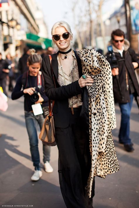 abbey lee kershaw style - Google Search Abbey Lee Kershaw, Walking Down The Street, Behati Prinsloo, Model Street Style, Print Coat, Models Off Duty, Street Style Looks, Looks Style, New York Fashion