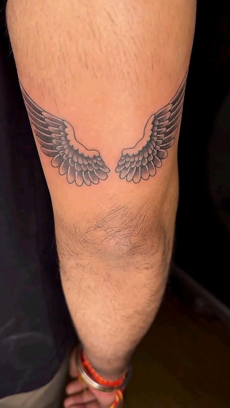 Small Wings Tattoo, Tricep Tattoos, Alas Tattoo, Memorial Tattoo Ideas, Wing Tattoo Designs, Gemini Tattoo, Wrist Tattoos For Guys, Wing Tattoo, Angel Tattoo Designs