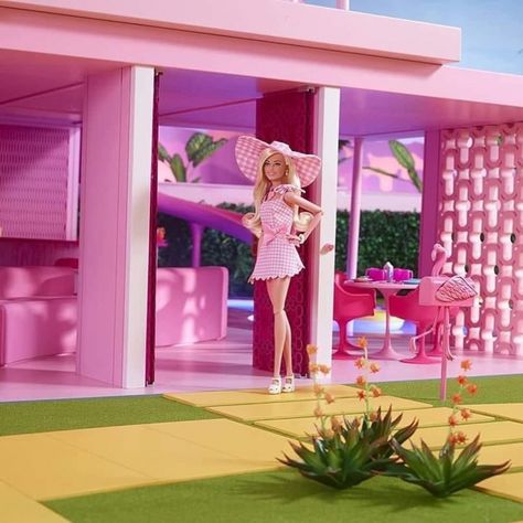 Barbie the Movie fashion pack with 3 outfits for doll - YouLoveIt.com Dreamhouse Barbie, Barbie Land, Barbie The Movie, Pink Gingham Dress, Райан Гослинг, Barbie Collector Dolls, Barbie Costume, Pink House, Barbie Toys