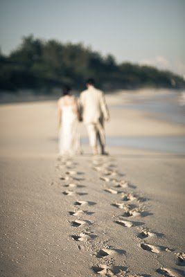 Wedding Fotos, Footprints In The Sand, Beach Wedding Photography, Beach Wedding Photos, Beach Theme Wedding, Trik Fotografi, Photo Couple, Wedding Photography Poses, Pre Wedding Photoshoot