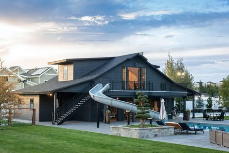 An old barn was converted into a pool house in Utah! Barn Pool, Pool House Designs, Barn House Design, Shop Barndominium, Barn Style House Plans, Dark House, Barn Homes, Inspire Me Home Decor, Barn Style House