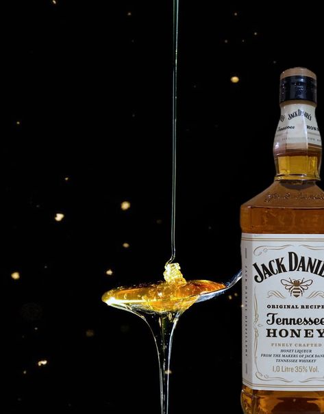 Jack Daniels Honey, Tennessee Honey, Beverage Photography, Shots Alcohol, Whisky Bottle, Creative Shot, Graphic Ideas, Alcohol Bottles, Jack Daniels Whiskey Bottle