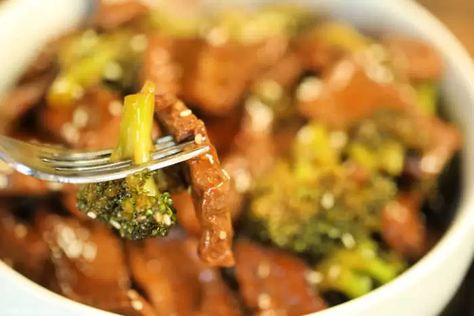 Beef and Broccoli Crock Pot Recipe is a great meal that is tasty and easy. Forget take out when you can enjoy tender beef and broccoli in the slow cooker. Broccoli And Beef, Made With Lau, Beef With Broccoli Recipe, Chinese Beef And Broccoli, Broccoli Vegetable, Easy Beef And Broccoli, Easy Dinner Options, Fast Cooking, Beef And Broccoli