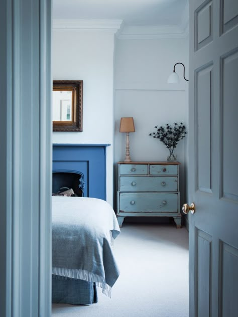 Bedrooms With Desks, Blue Home Interior, Best Bedroom Colors, Restful Bedrooms, Blue Bedrooms, Home Sanctuary, English Manor Houses, Blue Period, English Manor