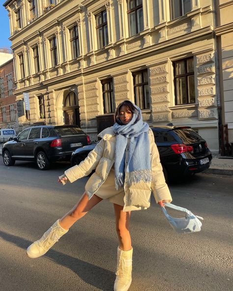 White Rain Boots Outfit, White Moon Boots Outfit, White Moon Boots, Sunset Outfits, Moon Boots Outfit, London Subway, Winter Inspo Outfits, Rainboots Outfit, Sunset London