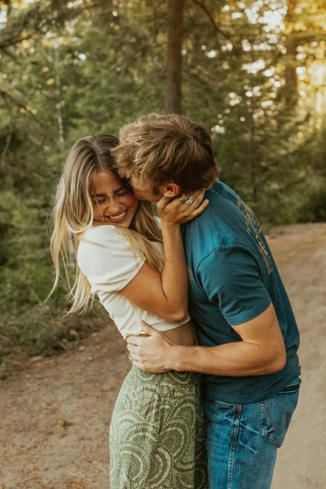 Fall Couple Pictures, Fall Couple, Couple Shooting, Couples Photoshoot Ideas, Couple Photoshoot Ideas, Photo Shoot Poses, Couple Shoots, Cute Engagement Photos, Couple Engagement Pictures