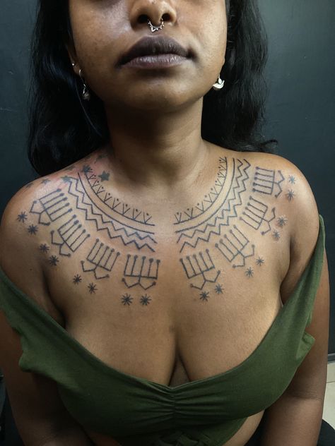 This piece of work is a memoir dedicated to the tradition of handpoked tattoos called ‘Godna’ prevalent in the social and cultural history of the Oraon tribes of Chhattisgarh, Jharkhand and Odisha in India. In order to show respect to the tradition this piece is handpoked traditionally with the use of modern equipments which are considered much more safer and hygienic in today’s time. A great tribute to the handpoke form of tattoos in tattoo culture. #traditionaltattoos #traditionalart #tattoo Cultural Tattoos Africa, Aztec Face Tattoo, Tribe Tattoos For Women, India Tattoo Traditional, South Asian Tattoo Design, Indian Tattoos For Women India, Choctaw Tattoo, Indian Traditional Tattoo, South Asian Tattoo