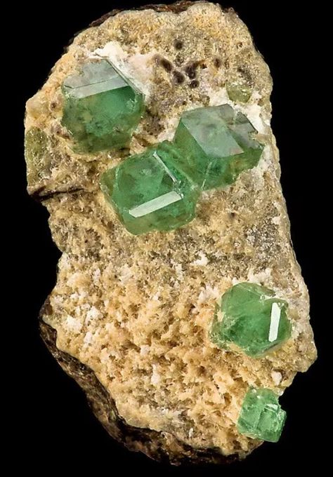 Earth Gift, Magic Stones, Crystal Castle, Demantoid Garnet, Rock Minerals, Elements Of Design, Agate Geode, Mineral Stone, Physical Science