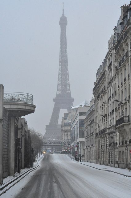 The Eiffel Tower by Dan in Marseille Paris Winter, Paris Dream, Parisian Life, Paris Aesthetic, Paris Photo, Snowy Day, The Eiffel Tower, Jolie Photo, City Aesthetic