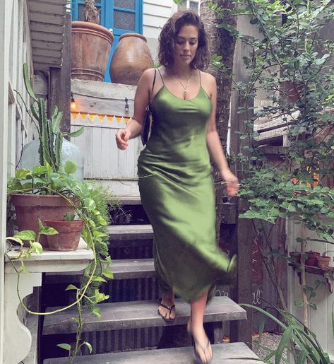 Midsize Slip Dress Outfit, Mid Size 90s Fashion, Slip Dress Midsize, Ashley Graham Style Street, Ashley Graham Style, Mid Size Outfits, Slip Dress Outfit, Green Slip Dress, Mid Size Fashion