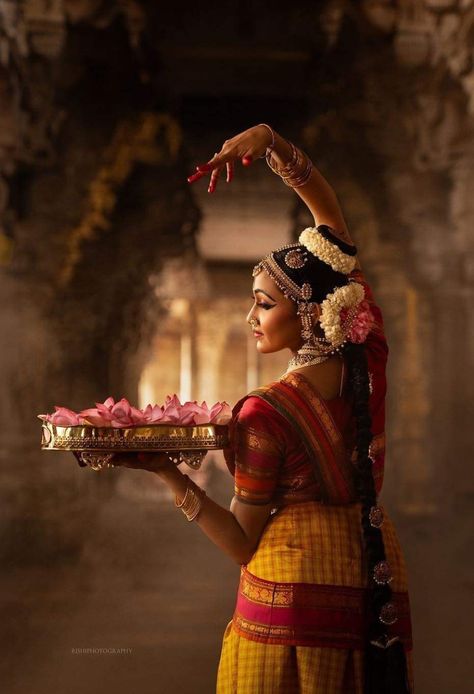 Bharatnatyam Poses, Bharatnatyam Painting, Kathak Dance Photography, Hinduism Aesthetic, Bharatanatyam Aesthetic, Tamil Dance, Tamil Culture, Aesthetic Bharatnatyam Poses, Bharatanatyam Photoshoot