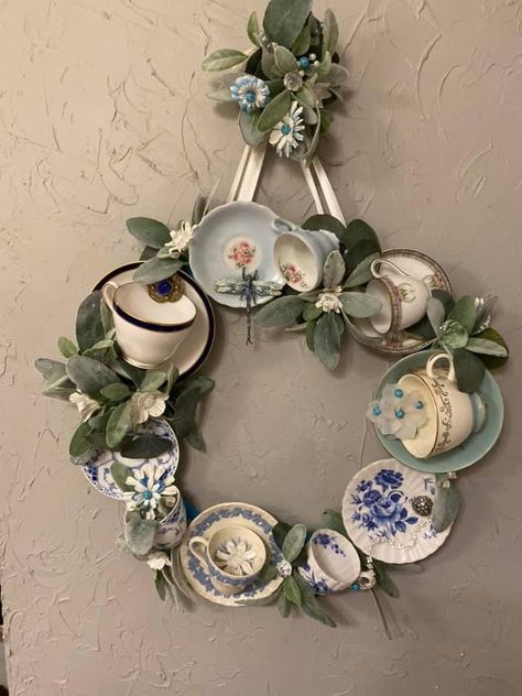 Vintage Plate Wreath, Plate Wreath Ideas, Plate Wreaths, Homemade Door, Plate Wreath, Tea Crafts, Teacup Crafts, China Crafts, Tea Rooms