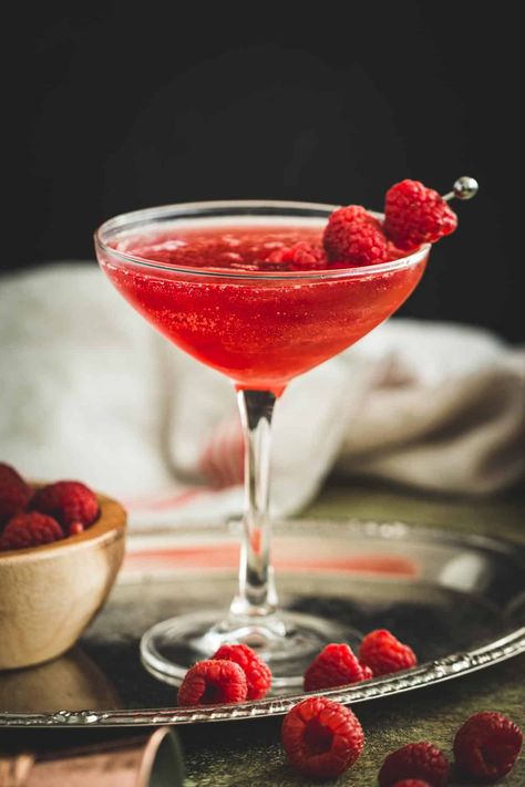 Raspberry Martini Raspberry Martini Recipe, Vodka Martinis, Raspberry Martini, Raspberry Bellini, Sweet Martini, Christmas Martini, French Martini, Sandwich Sauces, Raspberry Vodka