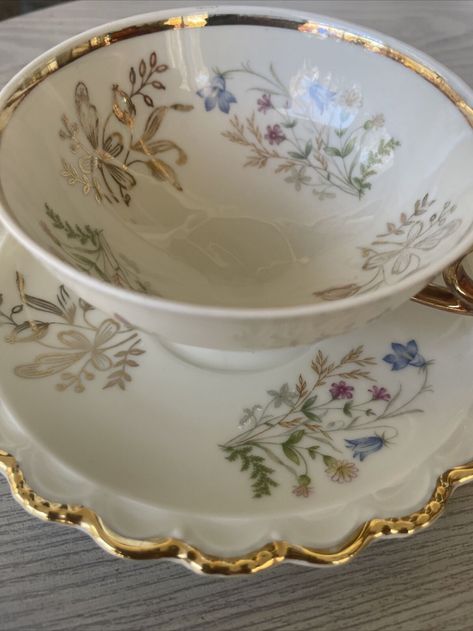 VINTAGE HMS ROYAL Hanover Bavaria Germany Footed Tea Cup & Saucer $15.00 - PicClick Gold And White Color Scheme, Fine China Tea Set, Cute Tea Cups, Tea Cup Collection, Pretty Tea Cups, Tea And Books, Pretty Mugs, China Dishes, Pottery Techniques