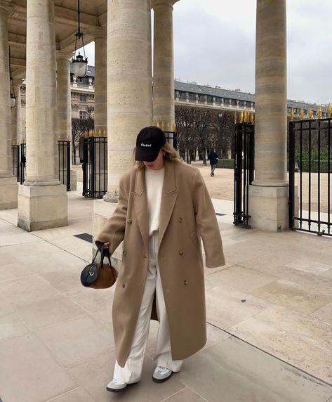 Long Beige Coat Outfit Winter, Beige Long Jacket Outfit, Long Tan Trench Coat Outfit, Light Brown Coat Outfit Winter, Sweater And Trench Coat Outfit, Winter Outfits Camel Coat, Sherpa Trench Coat Outfit, Outfits With Beige Coat, Tan Trench Coat Outfit Winter