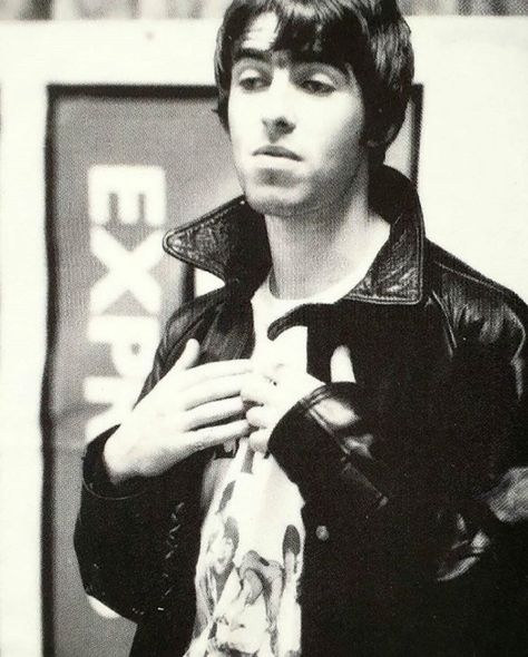 90s Liam Gallagher, Liam Gallagher Hot 90s, Liam Gallagher 1994, Liam Gallagher Black And White, As You Were Liam Gallagher, 00s Music, Liam Gallagher Oasis Meme, Beatles Shirt, Oasis Band