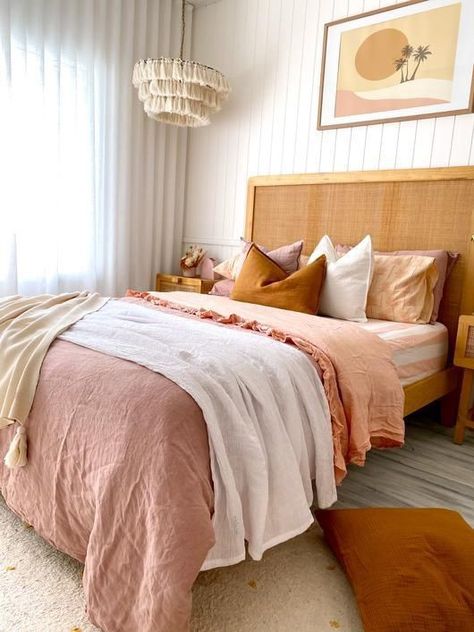 Coral And Tan Bedroom, Tumeric Bedroom Ideas, Clay And Pink Bedroom, Pink Boho Bedding, Peach Bedding Bedroom Designs, Orange Pink Beige Bedroom, Ascetic Room Ideas, Dusty Pink Boho Bedroom, Pink Mid Century Modern Bedroom