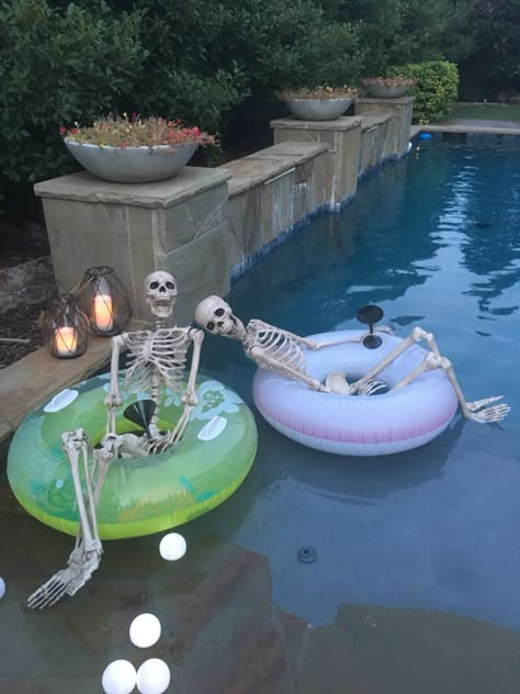 skeleton decoration for Halloween pool party Halloween Pool Party, Halloween House Party Decorations, Desserts Halloween, Diy Halloween Party, Recipes Halloween, Dekorasi Halloween, Halloween Party Decor Diy, Food Halloween, Treats Halloween