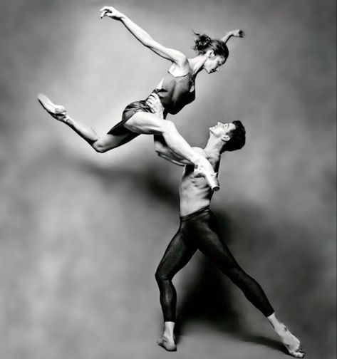 Stunningly Beautiful Ballet Dance Photography in Black & White - Pas de Deux/ Partnering Ballet Dance Photography, Dance Images, Ballet Photos, Partner Dance, Couple Dancing, Photographic Studio, Contemporary Dance, Dance Photography, Art Poses