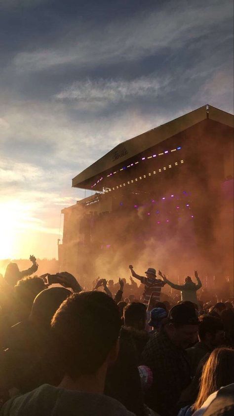 Dancing In The Morning, Coachella Concert Aesthetic, Beach Concert Aesthetic, Coachella Festival Aesthetic, Vision Board Holiday, Festival Summer Aesthetic, Summer Memories Aesthetic, Camping Festival Aesthetic, Festival Camping Aesthetic