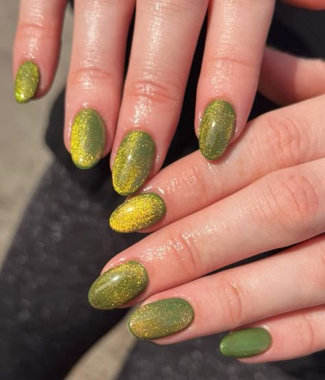 Cool Green Nails, Green Nails Cat Eye, Cat Eye Yellow Nails, Cateye Green Nails, Peridot Nails, Green Cat Eye, Cat Eye Nails Green, Nails Gold Design, Green Cateye Nail