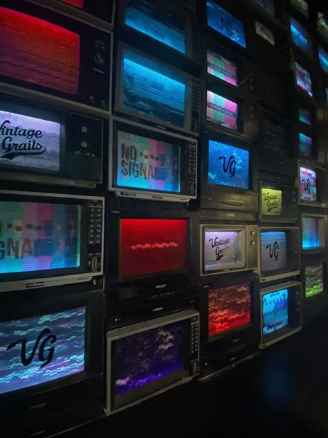 wall of tv screens Video Store Aesthetic, 80s Cyberpunk Aesthetic, Game Show Aesthetic, Arcadecore Aesthetic, 80s Tech, Scene Aesthetic, Screen Printing Art, Rave Gear, Aesthetic Space