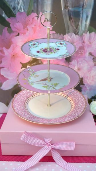 I want to make this three tier cake plate. I have a great collection of old china plates. Diy Cake Stand, Three Tier Cake, Teacup Crafts, 3 Tier Cake Stand, 3 Tier Cake, Vintage Cake Stands, Dessert Aux Fruits, Tier Cake, China Tea Sets