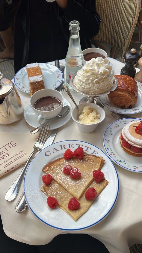 Food To Eat In Paris, Paris Breakfast Cafe, Must Eat In Paris, Paris Lunch Aesthetic, Paris Cafes Aesthetic, French Things Aesthetic, Birthday In Paris Aesthetic, Paris Aesthetic Cafe, European Food Aethstetic