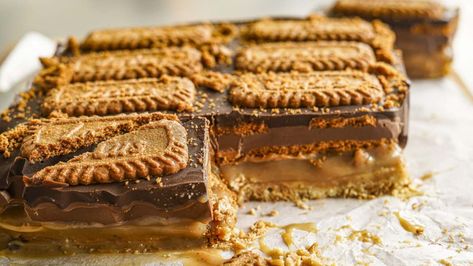 Double chocolate Biscoff caramel slice Biscoff Caramel, Caramel Slice Recipe, Mars Bars, Biscoff Recipes, Slice Recipe, Caramel Slice, Bread And Butter Pudding, Types Of Chocolate, Slices Recipes