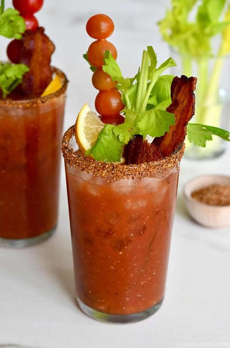 Pitcher Bloody Marys: The Ultimate Vodka Cocktail for a Crowd Bloodymary Cocktail Bar, Bloodymary Cocktail Recipe Easy, Cocktail Recipes Pitcher, Cocktail For A Crowd, Xmas Brunch, Pitcher Cocktails, Holiday Bar, Vodka Cocktail, Vegetarian Menu