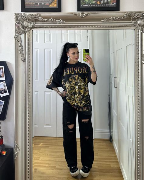 baggy tee baggy jeans big shooz AND Maggie #iheartdropdead Cute Baggy Outfits, Baggy Outfits, Baggy Tee, Lydia Deetz, Alt Outfits, April 25, Baggy Jeans, Fitness Inspo, Jean Outfits